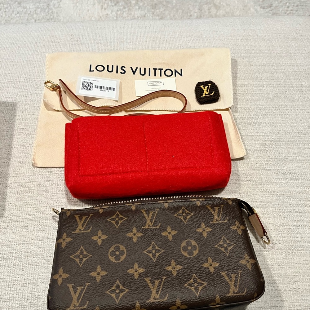 Authentic Louis Vuitton Pochette Accessories NM in the Monogram - Picture 3 of 16